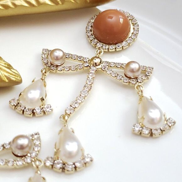 New! Selena Pearls Bar Post Earrings - Picture 10 of 14